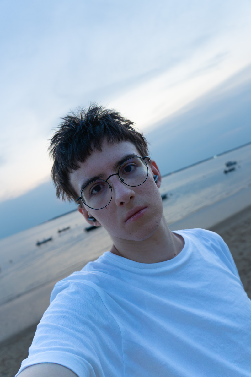 {{ t.about.portrait_alt }}